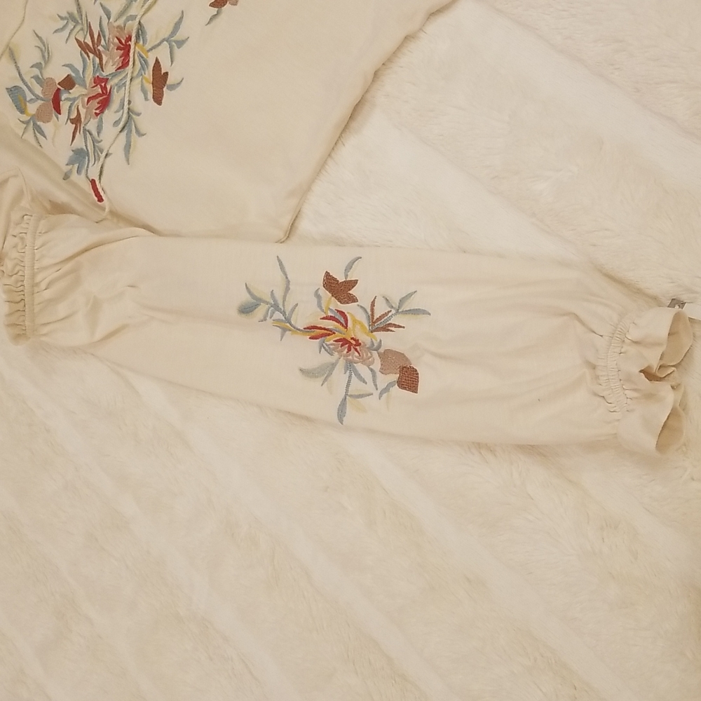NWT Solitaire Beige/Cream Embroidered Long Sleeve Top, size M - Picture 8 of 16